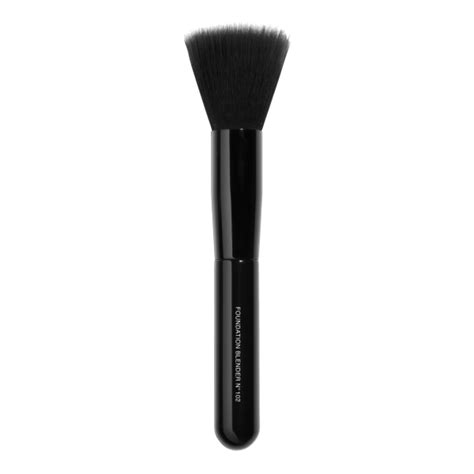 les pinceaux de chanel foundation-blending brush